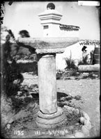 База, колона,абака во дворе старого музея