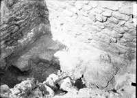 Яма в раскопках 1908 в северо-восточной части городища у перекрестка двух улиц