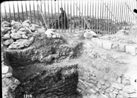 Верхняя часть с надземными сооружениями над подвалом раскопа 1908 г