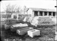 Саркофаги и гробницы во дворе старого музея