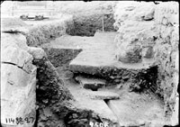 Раскопки 2-го слоя в квадратах VII и VIII Водосток ОП и стена МН