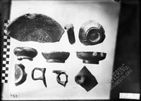 СОСУДОВ чернолаковых обломки (киликов, канфаров, солонок, тарелок) III-II вв