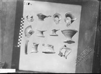 СОСУДОВ римского времени обломки: горлышки и ручки кувшинов, подставки сосудов, часть одноручного горшка